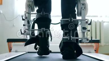 一个病人用<strong>医疗器械</strong>学习如何自己走路。 4K.
